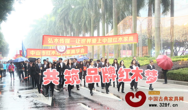 行進中的巡游方陣