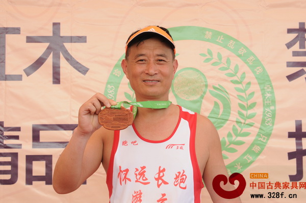 2015年橫馬比賽現場,不少參與者拿著獎牌拍照留念 2015年橫馬比賽現場,不少參與者拿著獎牌拍照留念
