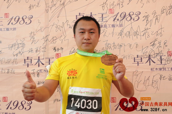 2015年橫馬比賽現場,不少參與者拿著獎牌拍照留念 2015年橫馬比賽現場,不少參與者拿著獎牌拍照留念