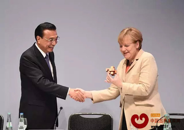 李克強(qiáng)訪問德國把具有中國紅木文化精髓的魯班鎖贈送給默克爾總理