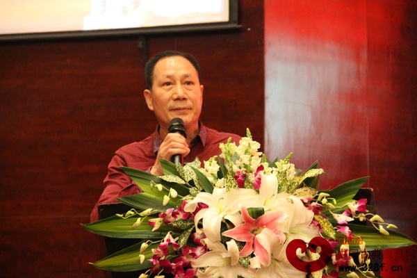 東陽(yáng)市御乾堂宮廷紅木家具有限公司董事長(zhǎng)馬海軍作為獲獎(jiǎng)企業(yè)代表在會(huì)上發(fā)言 東陽(yáng)市御乾堂宮廷紅木家具有限公司董事長(zhǎng)馬海軍作為獲獎(jiǎng)企業(yè)代表在會(huì)上發(fā)言