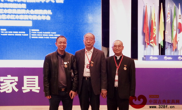 清藝居紅木董事長(zhǎng)李裕青受邀參加第六屆紅木家具品牌大會(huì)，并與中南林業(yè)科技大學(xué)博士生導(dǎo)師胡景初（右一）和中國紅木家具技術(shù)專家曹新民（中）合影