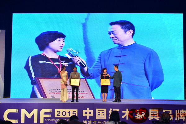 瑞昇家居榮獲“2015中國紅木家具行業特別影響力軟裝品牌”，總經理饒穎接受央視著名主持人趙保樂采訪，發表獲獎感言