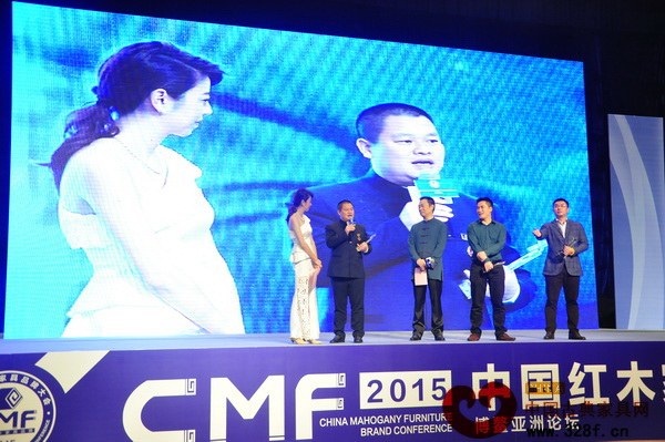 匠王紅木董事長李茂先(左二)榮獲“2015年中國紅木家具行業杰出青年企業家”大獎,并在臺上接受央視主持人趙保樂采訪 匠王紅木董事長李茂先(左二)榮獲“2015年中國紅木家具行業杰出青年企業家”大獎,并在臺上接受央視主持人趙保樂采訪