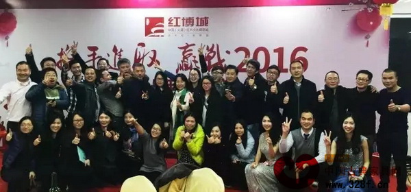 今年初,紅博城“攜手進(jìn)取,贏戰(zhàn)2016”答謝晚宴上,林孟禮(第二排左五)與員工們合影 今年初,紅博城“攜手進(jìn)取,贏戰(zhàn)2016”答謝晚宴上,林孟禮(第二排左五)與員工們合影