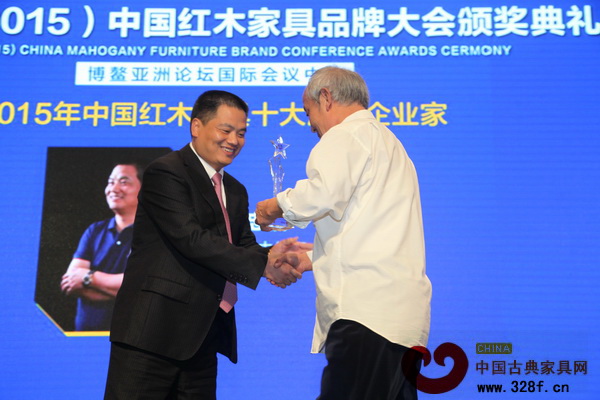 李忠信左榮獲2015年中國紅木家具行業十大風云企業家,古典家具工藝傳承大師王秀林為其頒獎 李忠信左榮獲2015年中國紅木家具行業十大風云企業家,古典家具工藝傳承大師王秀林為其頒獎