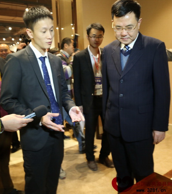中山市市委書記薛曉峰（右一）走訪中山區氏臻品展廳，并與區氏臻品總經理區錦澤一同賞析家具