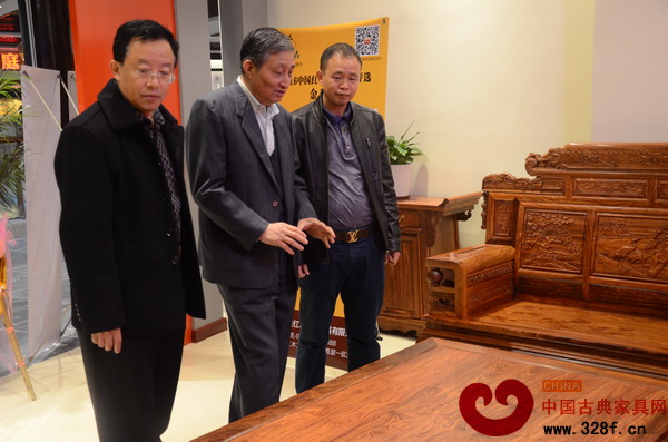 原故宮博物院文保科技部主任曹靜樓、華南林業(yè)大學(xué)博士生導(dǎo)師李凱夫贊?jì)Q舞千祥沙發(fā)選料非常好，木紋極為漂亮