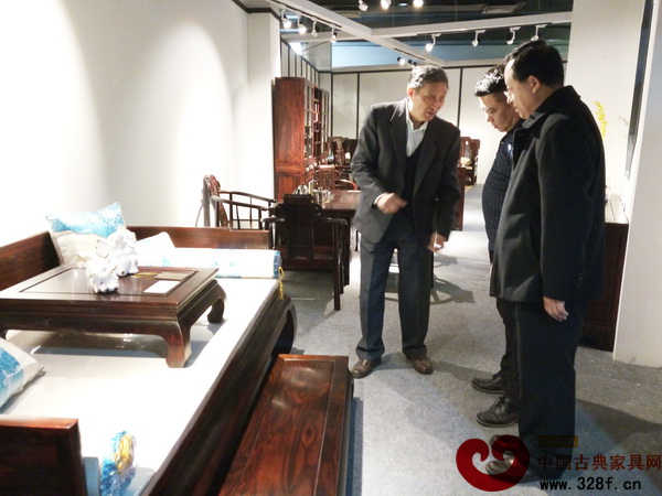 專家們就家具的做工細節問題與鈞福樓董事長李錦先進行深入的探討