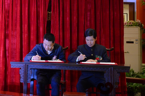 東成紅木董事長張錫復（左）與浙江綠城集團裝飾事業部總經理項軍簽訂合作協議