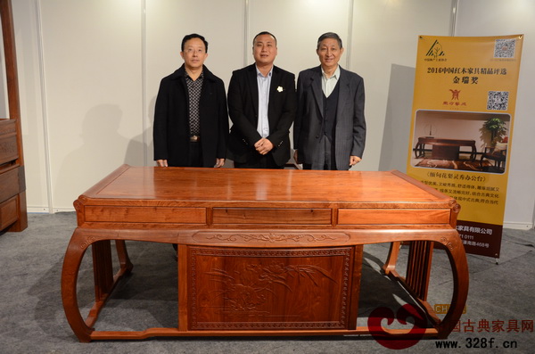 原故宮博物院文保科技部主任曹靜樓（右）、華南林業(yè)大學(xué)博士生導(dǎo)師李凱夫（左）和東方藝成營銷總監(jiān)李琦（中）在精品前合影