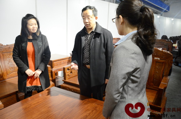 百富匯董事長夫人吳偉蓉和市場經理李穎如耐心聽取華南林業大學博士生導師李凱夫對此款沙發的解讀