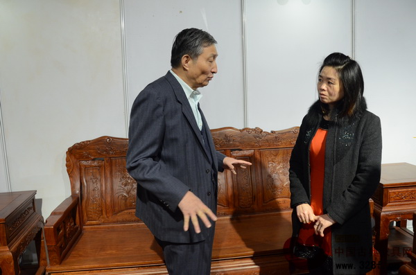 原故宮博物院文保科技部主任曹靜樓為百富匯董事長夫人吳偉蓉深度點評此款沙發