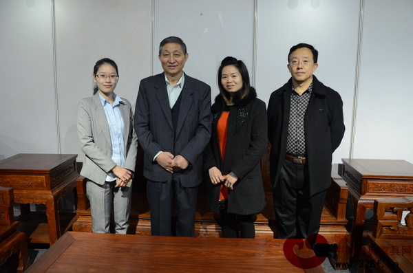 原故宮博物院文保科技部主任曹靜樓（左二）、華南林業大學博士生導師李凱夫（右一）和百富匯董事長夫人吳偉蓉（右二）、市場經理李穎如（左一）合影