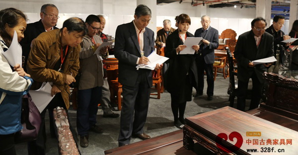 專家團(tuán)進(jìn)行精品評選活動現(xiàn)場打分 專家團(tuán)進(jìn)行精品評選活動現(xiàn)場打分