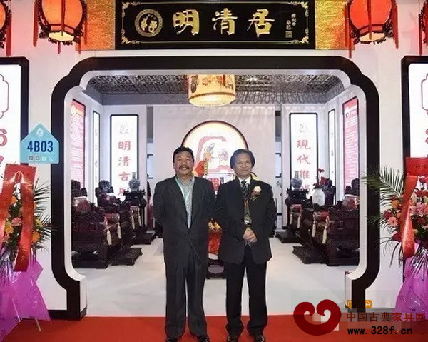 中國傳統工藝大師、明清居董事長金彪(左)云與亞太地區手工藝大師、中國工藝美術大師陸光正(右)合影 中國傳統工藝大師、明清居董事長金彪(左)云與亞太地區手工藝大師、中國工藝美術大師陸光正(右)合影