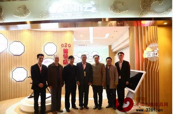 開館當天,由弘木傳媒CEO林偉華帶領原故宮博物院文保科技部主任曹靜樓(左四)、中山市大涌鎮黨委書記黃紅全(右三)、東北林業大學明清家具研究所所長牛曉霆(右二)、中央民族大學人體工程學專家蘇垣(左二)等領導、專家參觀紅木云體驗館 開館當天,由弘木傳媒CEO林偉華帶領原故宮博物院文保科技部主任曹靜樓(左四)、中山市大涌鎮黨委書記黃紅全(右三)、東北林業大學明清家具研究所所長牛曉霆(右二)、中央民族大學人體工程學專家蘇垣(左二)等領導、專家參觀紅木云體驗館