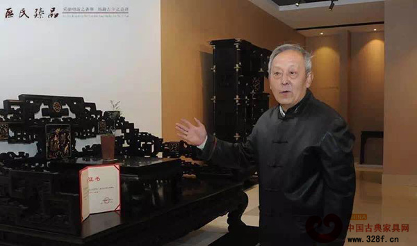 古典家具工藝傳承大師王秀林點(diǎn)評(píng)區(qū)氏臻品《小葉紫檀·嵌百寶拐子龍八仙羅漢床》 古典家具工藝傳承大師王秀林點(diǎn)評(píng)區(qū)氏臻品《小葉紫檀·嵌百寶拐子龍八仙羅漢床》