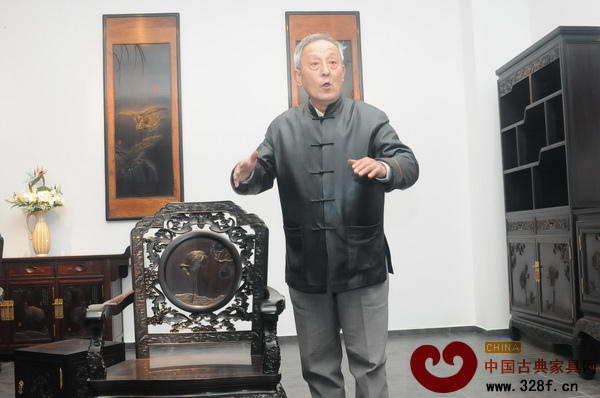 古典家具傳承工藝大師王秀林對泰和園《松鶴延年圓茶臺》進行現場點評 古典家具傳承工藝大師王秀林對泰和園《松鶴延年圓茶臺》進行現場點評