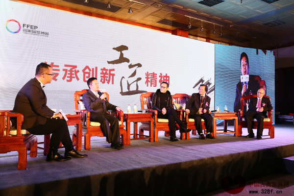 論壇上,明堂紅木總經(jīng)理張向榮(左二)、中國著名表演藝術(shù)家陳道明(左三)、亞太手工藝大師、東陽木雕國家級非物質(zhì)遺產(chǎn)代表性傳承人陸光正(右二)與中國家具協(xié)會(huì)傳統(tǒng)家具委員會(huì)主席團(tuán)常設(shè)主席陳寶光(右)共同探討紅木家具傳承創(chuàng)新及如何看待工匠精神 論壇上,明堂紅木總經(jīng)理張向榮(左二)、中國著名表演藝術(shù)家陳道明(左三)、亞太手工藝大師、東陽木雕國家級非物質(zhì)遺產(chǎn)代表性傳承人陸光正(右二)與中國家具協(xié)會(huì)傳統(tǒng)家具委員會(huì)主席團(tuán)常設(shè)主席陳寶光(右)共同探討紅木家具傳承創(chuàng)新及如何看待工匠精神
