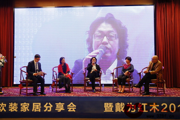 戴為紅木總裁戴愛國(中)在經(jīng)銷商財智論壇上發(fā)表觀點 戴為紅木總裁戴愛國(中)在經(jīng)銷商財智論壇上發(fā)表觀點