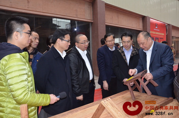 全國工商聯常委、原廣東省工商聯主席黃三和（右一），沙溪鎮黨委副書記、鎮長陳順葆（左二），沙溪鎮黨委委員肖亦寧（右二）、大唐紅木家具市場總經理方君揚（右四）參觀榫卯結構技藝邀請賽相關作品