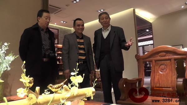 原故宮博物院文保科技部主任、中國著名紅木專家曹靜樓,華南農(nóng)業(yè)大學(xué)博士生導(dǎo)師李凱夫蒞臨雅仕軒紅木,并對香頌沙發(fā)給予高度評價 原故宮博物院文保科技部主任、中國著名紅木專家曹靜樓,華南農(nóng)業(yè)大學(xué)博士生導(dǎo)師李凱夫蒞臨雅仕軒紅木,并對香頌沙發(fā)給予高度評價