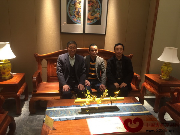 雅仕軒紅木總經(jīng)理陳君(中)與原故宮博物院文保科技部主任、中國著名紅木專家曹靜樓(左),華南農(nóng)業(yè)大學(xué)博士生導(dǎo)師李凱夫(右)合影 雅仕軒紅木總經(jīng)理陳君(中)與原故宮博物院文保科技部主任、中國著名紅木專家曹靜樓(左),華南農(nóng)業(yè)大學(xué)博士生導(dǎo)師李凱夫(右)合影