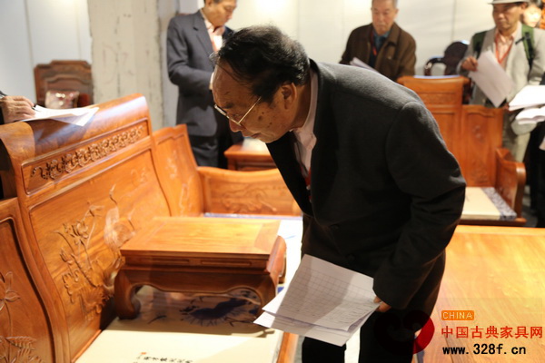 亞太地區手工藝大師、中國工藝美術大師馮文土為匯堂產品《緬甸花梨卷書沙發》評分