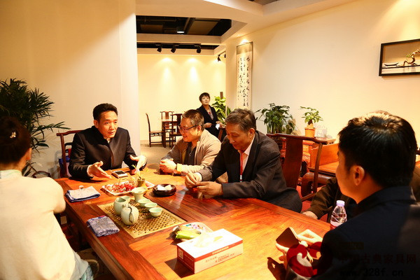 集古韻今總經理陳新平向蒞臨展廳參觀的專家詳細介紹集古韻今的產品理念 集古韻今總經理陳新平向蒞臨展廳參觀的專家詳細介紹集古韻今的產品理念