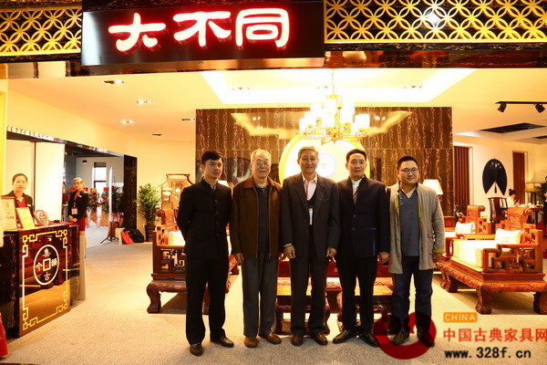 集古韻今總經理陳新平(右二)與原故宮博物院文??萍疾恐魅巍⒅袊t木專家曹靜樓(右三),東北林業大學明清家具研究所所長牛曉霆(右一),中央民族大學人體工程學教授蘇垣(左二),全聯藝術紅木專家專委會執行會長兼秘書長、弘木傳媒CEO林偉華合影 集古韻今總經理陳新平(右二)與原故宮博物院文??萍疾恐魅?、中國著名紅木專家曹靜樓(右三),東北林業大學明清家具研究所所長牛曉霆(右一),中央民族大學人體工程學教授蘇垣(左二),全聯藝術紅木專家專委會執行會長兼秘書長、弘木傳媒CEO林偉華合影