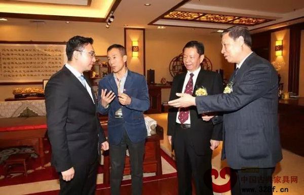 中國家具協會副理事長劉金良(右一)、中國家具協會傳統家具專業委員會秘書長姜恒夫(左二)蒞臨發布會現場發布會 中國家具協會副理事長劉金良(右一)、中國家具協會傳統家具專業委員會秘書長姜恒夫(左二)蒞臨發布會現場發布會