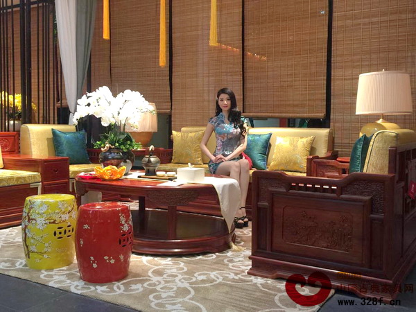 蘇陽紅展廳一角,端莊古典的美女與家具相映成輝 蘇陽紅展廳一角,端莊古典的美女與家具相映成輝