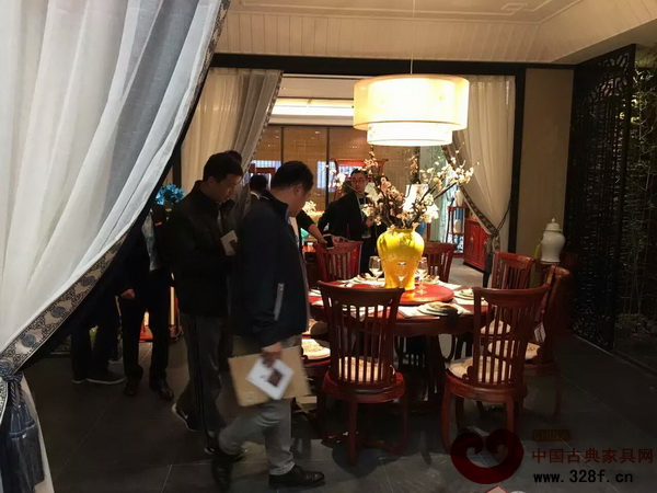 蘇陽紅在東莞名家具展展廳圖,雅木青春已成為典雅清新的新中式家居典范 蘇陽紅在東莞名家具展展廳圖,雅木青春已成為典雅清新的新中式家居典范