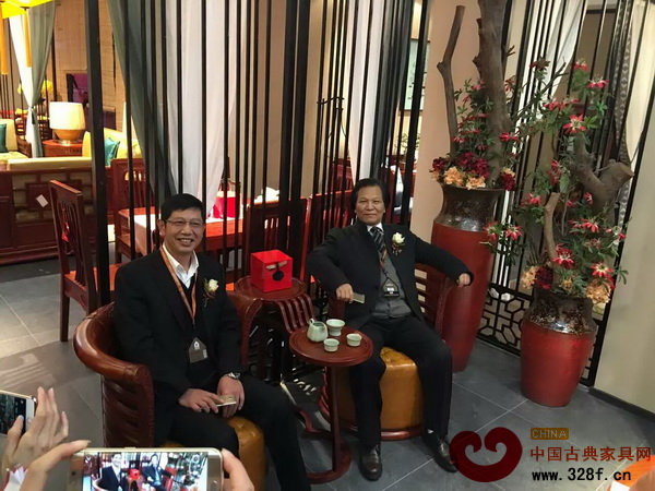 東陽市副市長陳軍(圖左)與亞太地區(qū)手工藝大師、中國工藝美術(shù)大師陸光正(圖右)參觀蘇陽紅展廳并合影留念 東陽市副市長陳軍(圖左)與亞太地區(qū)手工藝大師、中國工藝美術(shù)大師陸光正(圖右)參觀蘇陽紅展廳并合影留念