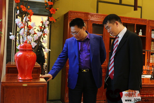晟茂集團董事長李學文(左)十分重視東莞展的品牌效應,并親臨東方寶鼎展館指導工作 晟茂集團董事長李學文(左)十分重視東莞展的品牌效應,并親臨東方寶鼎展館指導工作
