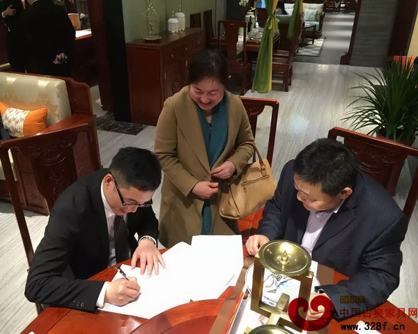 東方寶鼎意向加盟商與總裁石擁軍現場簽約 東方寶鼎意向加盟商與總裁石擁軍現場簽約