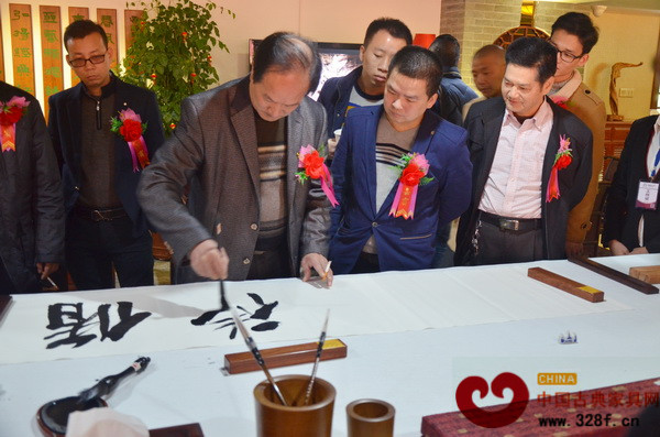 汕頭市多位書(shū)法家在藝術(shù)聯(lián)展現(xiàn)場(chǎng)揮毫獻(xiàn)藝,吸引了眾多參會(huì)者圍觀 汕頭市多位書(shū)法家在藝術(shù)聯(lián)展現(xiàn)場(chǎng)揮毫獻(xiàn)藝,吸引了眾多參會(huì)者圍觀