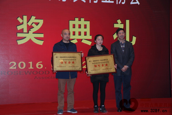 頒獎典禮上,東陽市人民政府副市長陳軍給受表彰企業(yè)頒獎 頒獎典禮上,東陽市人民政府副市長陳軍給受表彰企業(yè)頒獎