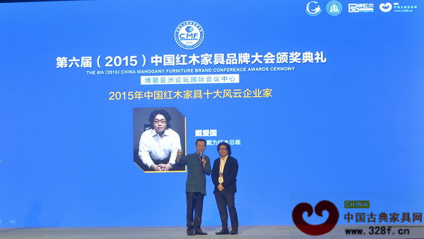 戴為紅木總裁戴愛國(右)榮獲“2015年中國紅木家具行業十大風云企業家”稱號,并接受央視知名主持人趙保樂(左)現場采訪 戴為紅木總裁戴愛國(右)榮獲“2015年中國紅木家具行業十大風云企業家”稱號,并接受央視知名主持人趙保樂(左)現場采訪