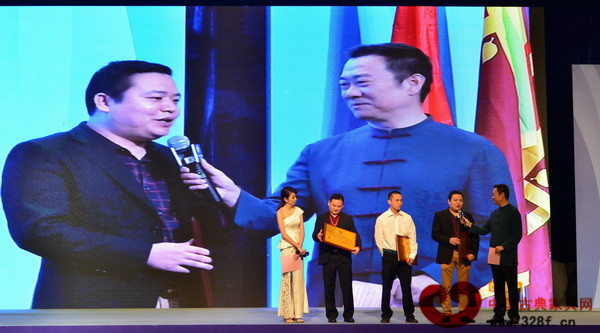 名揚紅木董事長楊威（右二）在接受中央電視臺主持人趙保樂采訪時提到名揚紅木“人無我有，人有我變”的品牌理念