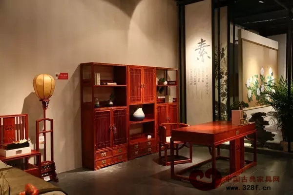 "新中式"家具不是對古典中式的簡化，也不是中式元素的簡單疊加，而是從中國傳統文化的深層內涵中挖掘精髓（圖為國壽紅木東莞名家具展展出的新明式紅木家具品牌——世外桃源新品） 