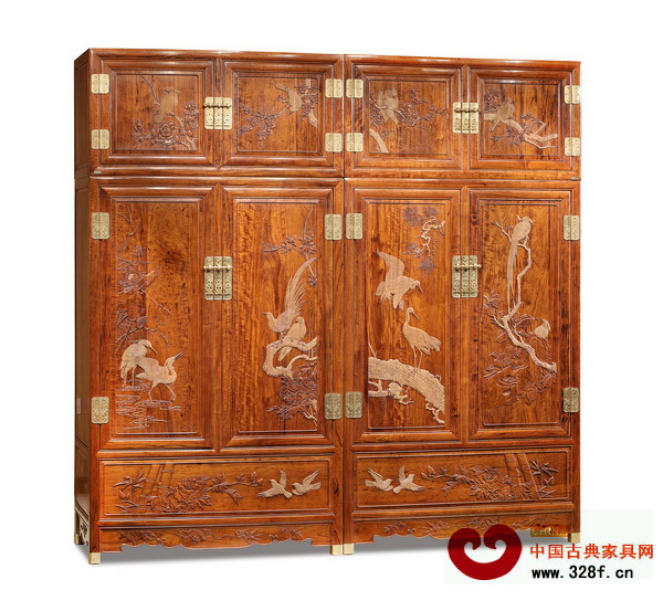 宏達一品居系列新品《檀雕花鳥頂箱柜》驚艷亮相紅博會 宏達一品居系列新品《檀雕花鳥頂箱柜》驚艷亮相紅博會