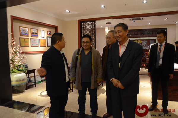 原故宮博物院文保科技部主任曹靜樓(右二)、東北林業(yè)大學(xué)明清家具研究所所長(左二)、中央民族大學(xué)人體工程學(xué)專家蘇垣蘇垣(左三)蒞臨匠王紅木展廳參觀指導(dǎo) 原故宮博物院文保科技部主任曹靜樓(右二)、東北林業(yè)大學(xué)明清家具研究所所長(左二)、中央民族大學(xué)人體工程學(xué)專家蘇垣蘇垣(左三)蒞臨匠王紅木展廳參觀指導(dǎo)