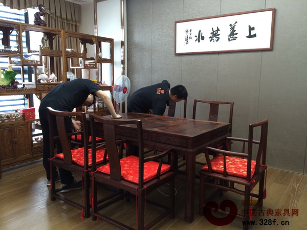 孔連紅木服務(wù)團(tuán)隊(duì)在客戶公司為紅木家具進(jìn)行保養(yǎng) 孔連紅木服務(wù)團(tuán)隊(duì)在客戶公司為紅木家具進(jìn)行保養(yǎng)