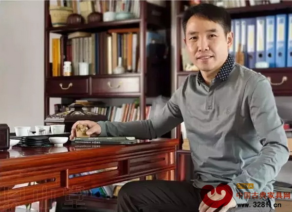 《中國傳統(tǒng)家具雜志》主編、中國家具協(xié)會傳統(tǒng)家具專業(yè)委員會主席團(tuán)主席 鄧雪松 《中國傳統(tǒng)家具雜志》主編、中國家具協(xié)會傳統(tǒng)家具專業(yè)委員會主席團(tuán)主席 鄧雪松