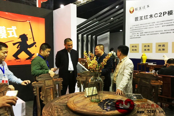 匠王紅木董事長李茂先(右二)與品牌紅木家具經(jīng)銷商聯(lián)盟主席團(tuán)成員暢談C2P商業(yè)模式 匠王紅木董事長李茂先(右二)與品牌紅木家具經(jīng)銷商聯(lián)盟主席團(tuán)成員暢談C2P商業(yè)模式