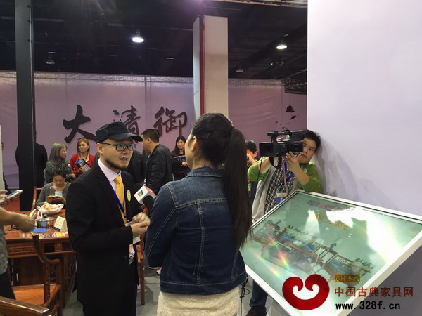 匠王紅木營(yíng)銷(xiāo)總監(jiān)張展鵬接受媒體采訪,闡述C2P模式 匠王紅木營(yíng)銷(xiāo)總監(jiān)張展鵬接受媒體采訪,闡述C2P模式