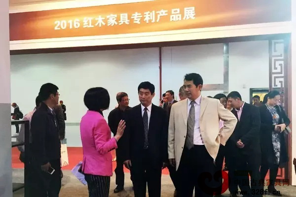開幕式后，中國林業產業聯合會副會長兼秘書長、中國林產工業協會執行會長王滿（右一），中國家具協會理事長朱長嶺（右二）參觀展館