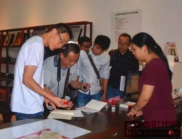 在紅木主題郵局內(nèi)，采編人員紛紛在本子上蓋下印章